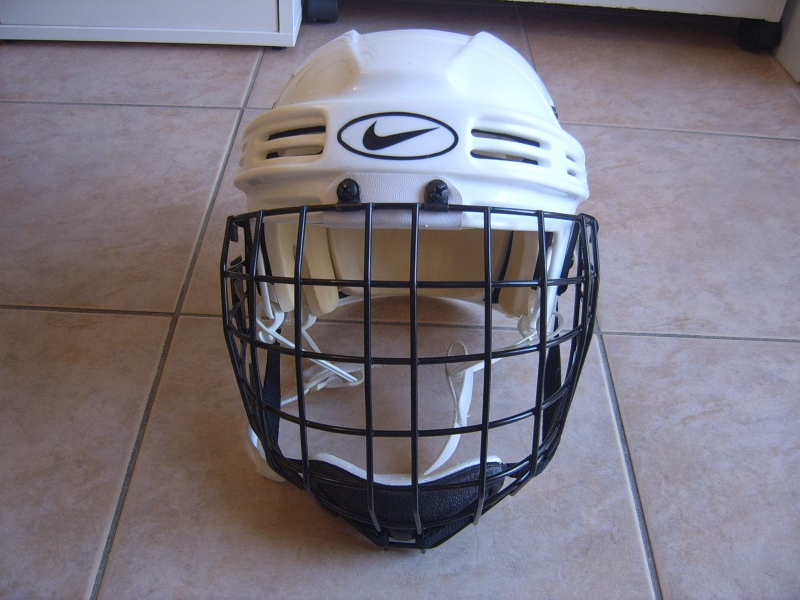 Excellent Like New condition Nike HH0004 Senior Hockey Helmet Rare White w/Cage