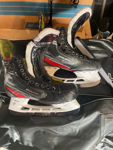 Senior Bauer Regular Width  Size 6.5 Vapor X2.9 Hockey Skates