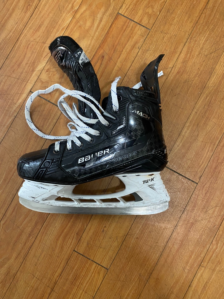 Intermediate Bauer Regular Width Size 5.5 Supreme Mach Hockey Skates