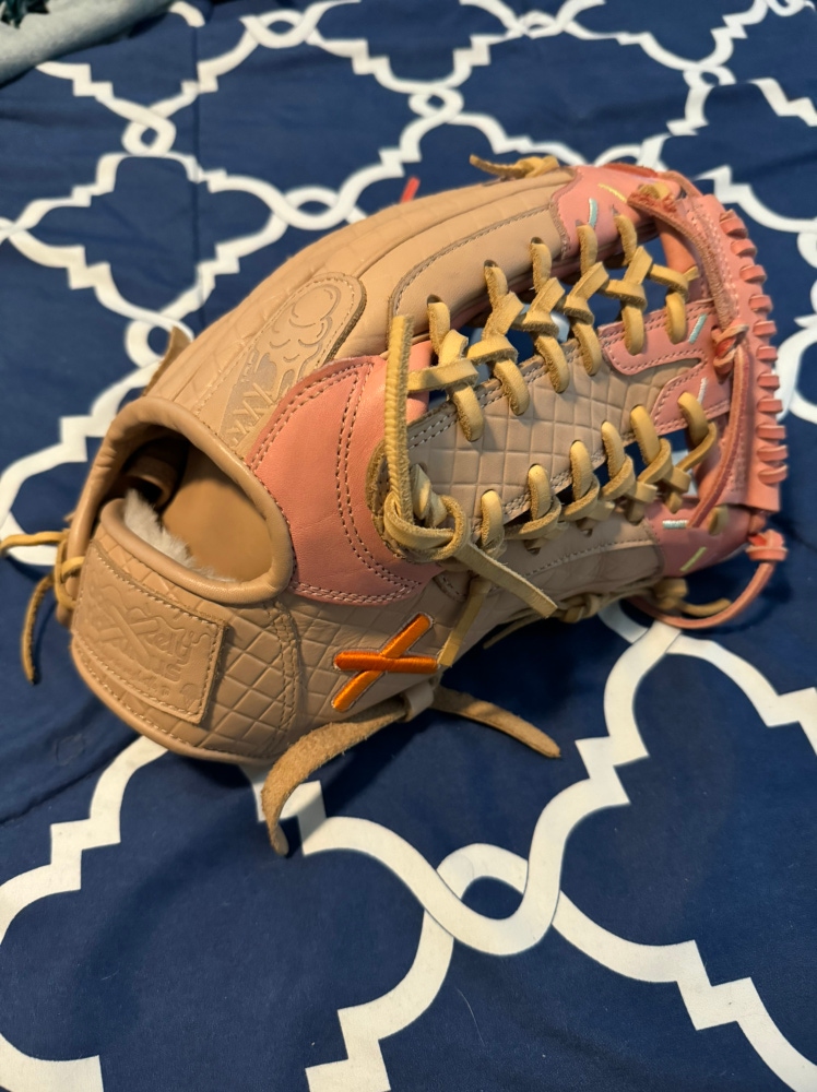 Aria Baseball Glove
