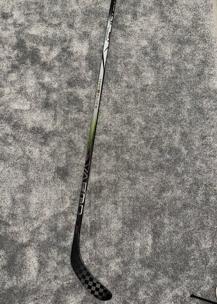 New Right Handed P28 Vapor Hyperlite 2 Hockey Stick