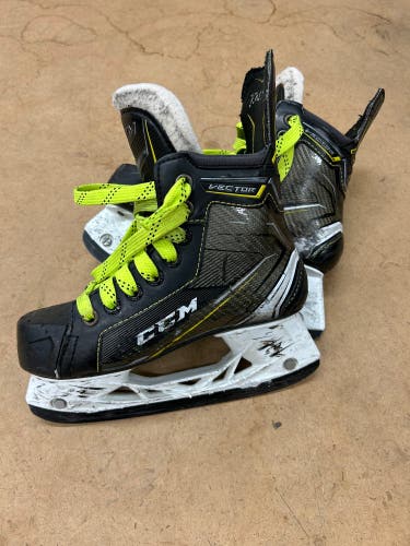 Used CCM Regular Width   Size 2 Tacks Vector Hockey Skates