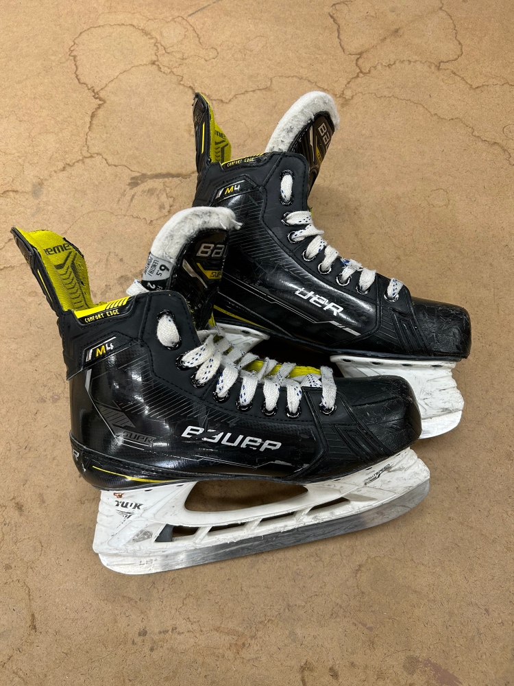 Senior Bauer Wide Width   Size 6.5 Supreme M4 Hockey Skates