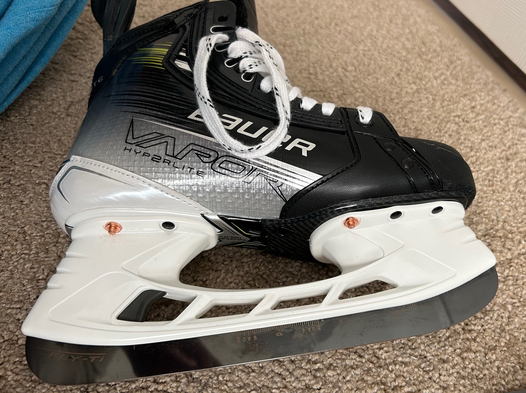 Intermediate Bauer Size 4 Vapor Hyperlite 2 Hockey Skates 
