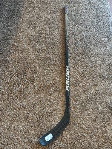 Junior Used Right Handed Bauer Vapor Hyperlite Hockey Stick