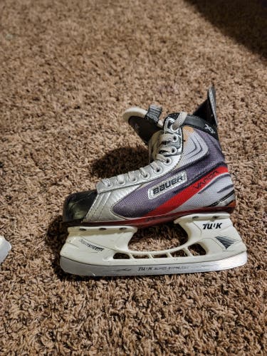 Used Junior Bauer Vapor X3.0 Hockey Skates Regular Width Size 3.5