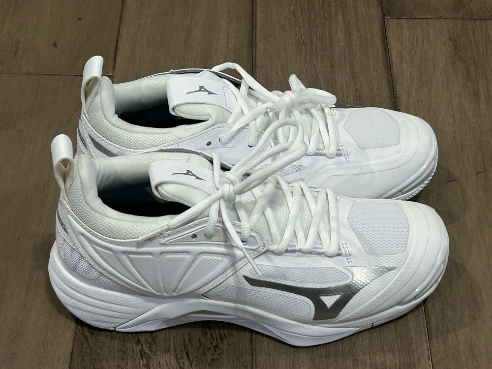 Size 7 Men’s Mizuno 2 Wave Momentum Volleyball Shoe White New