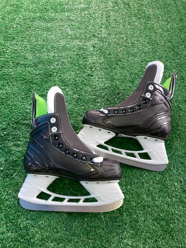 New Junior Bauer XLS Hockey Skates Regular Width Size 1