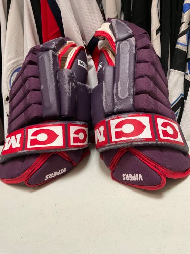 DETROIT VIPERS - IHL - Team Issued - Unused - CCM Gloves