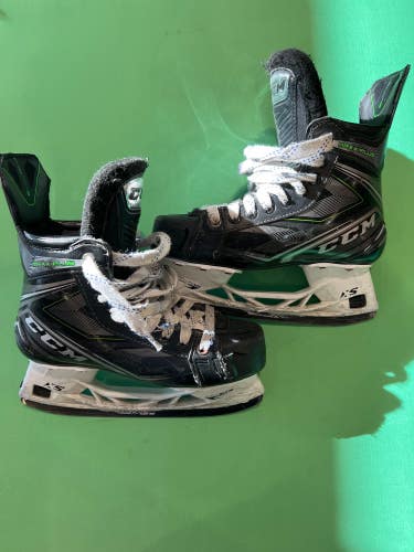 Used Junior CCM Ribcor Maxx Plus Hockey Skates (Size 4.0)