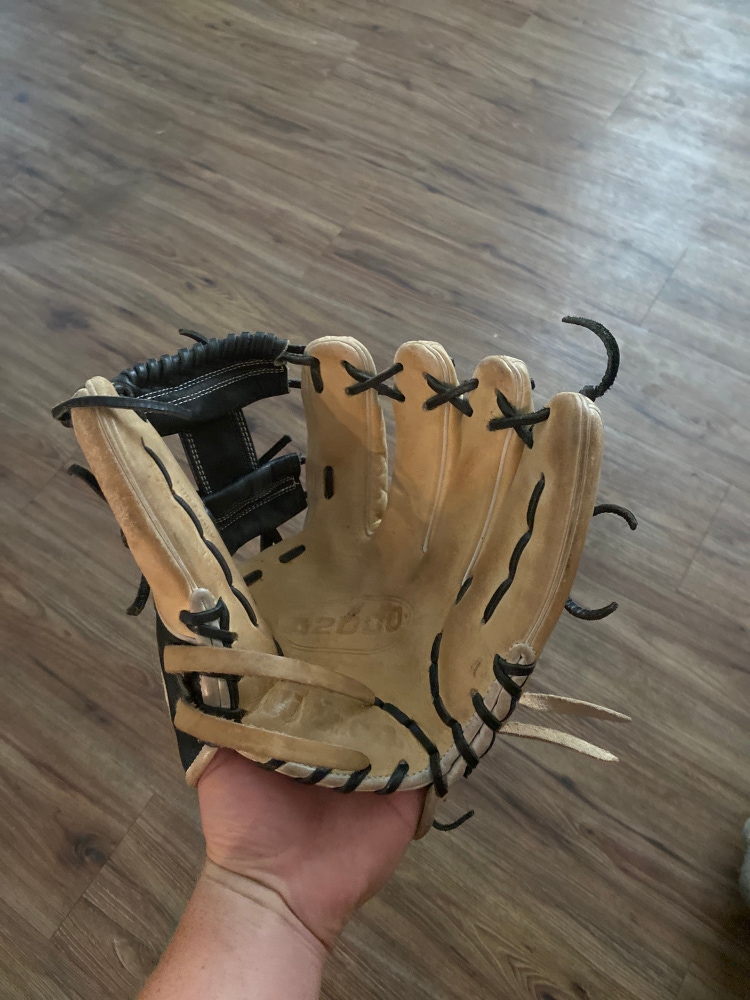 Right Hand Throw 11.75" A2000 1787 Baseball Glove