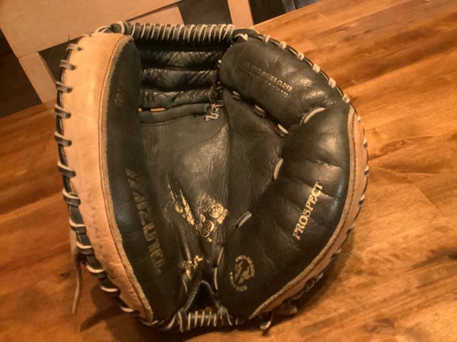 Used Right Hand Throw Mizuno Catcher's Prospect Baseball Glove 32.5"