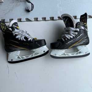 Intermediate CCM Regular Width  Size 5 Tacks Classic Pro Hockey Skates