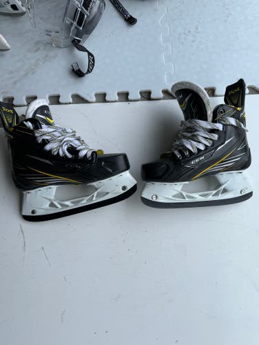 Intermediate CCM Regular Width  Size 5 Tacks Classic Pro Hockey Skates