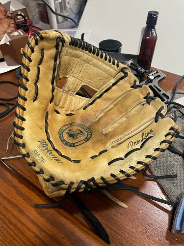 Nakona BM-76 Right Hand Throw Glove