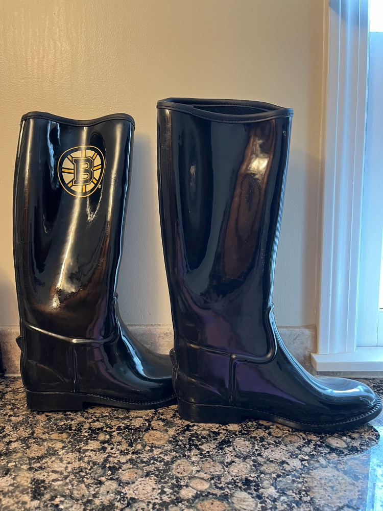 Bruins Women’s Size 8 Rain boots