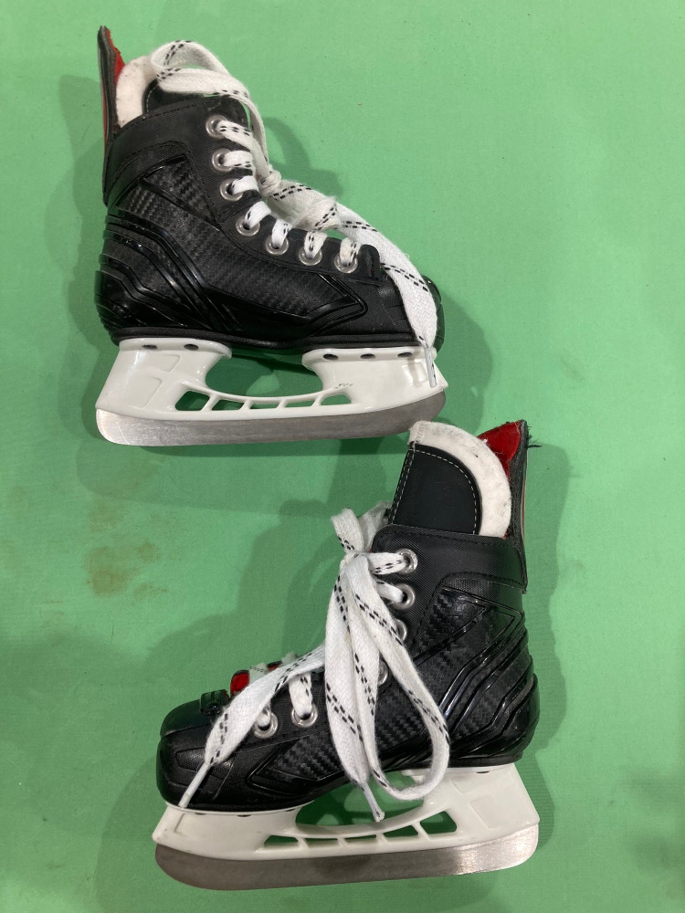 Used Youth Bauer Vapor X300 Hockey Skates Regular Width 8