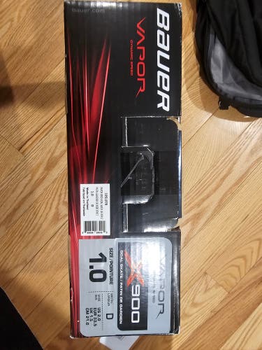 Junior New Bauer Vapor X900 Hockey Goalie Skates Regular Width Size 1
