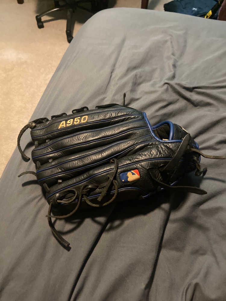 Used Right Hand Throw  A950 Baseball Glove