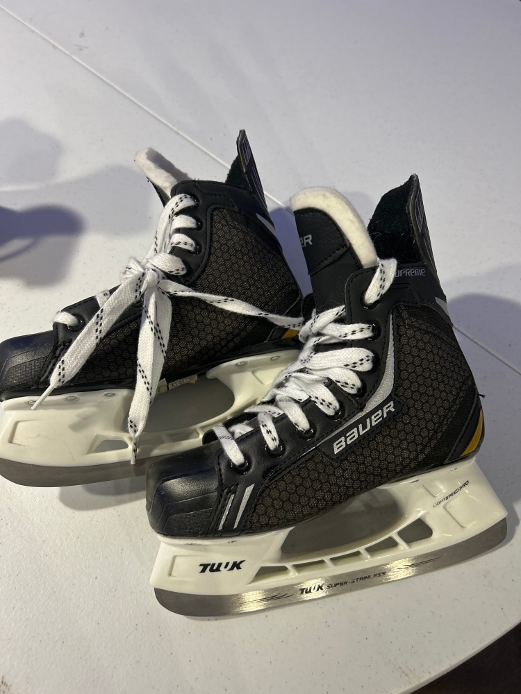 Youth Bauer Size 3 Supreme Hockey Skates