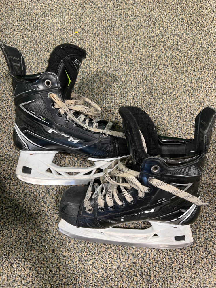 Used Junior CCM RibCor MaxxPro Hockey Skates Regular Width Size 2.5