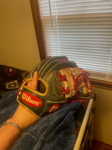 Used Wilson Right Hand Throw Infield A2000 Baseball Glove 11.75"