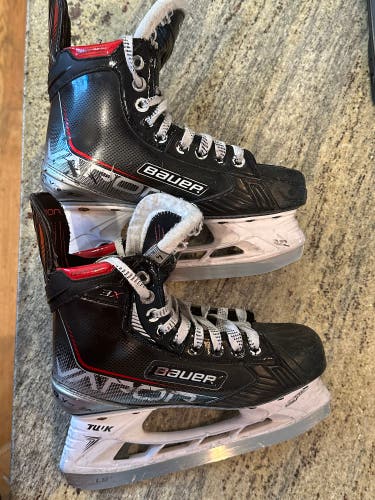 Intermediate Bauer Regular Width Size 4 Vapor 3X Hockey Skates