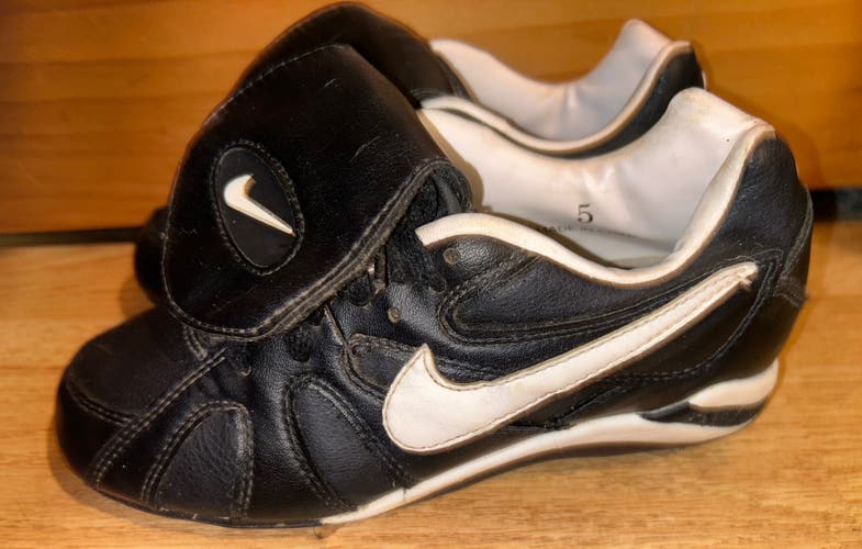 USED NIKE BOYS CLEATS SIZE 5
