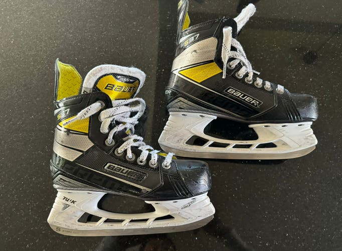 Intermediate Bauer Regular Width Size 4 Supreme S37h Hockey Skates