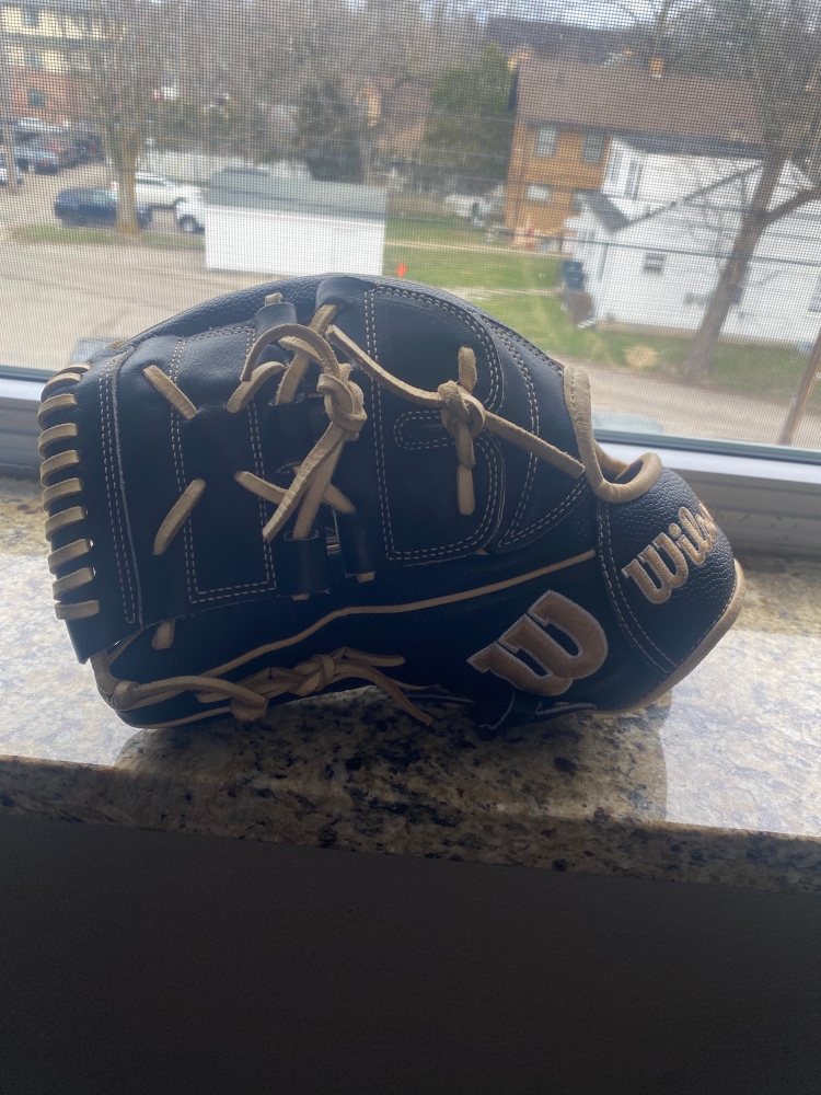 Pitcher's A2000 Baseball Glove