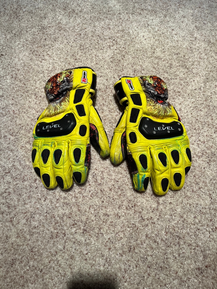 Used Size 8.5 Level SQ CF Gloves
