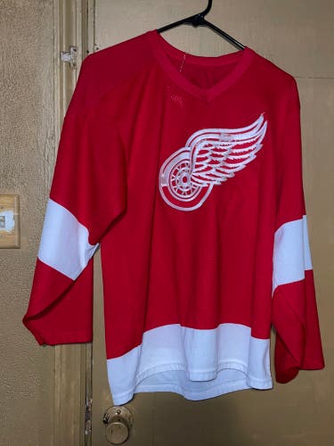 CCM Maska Air Knit NHL Detroit Red Wings Hockey Jersey Mens Size Small Vintage Used