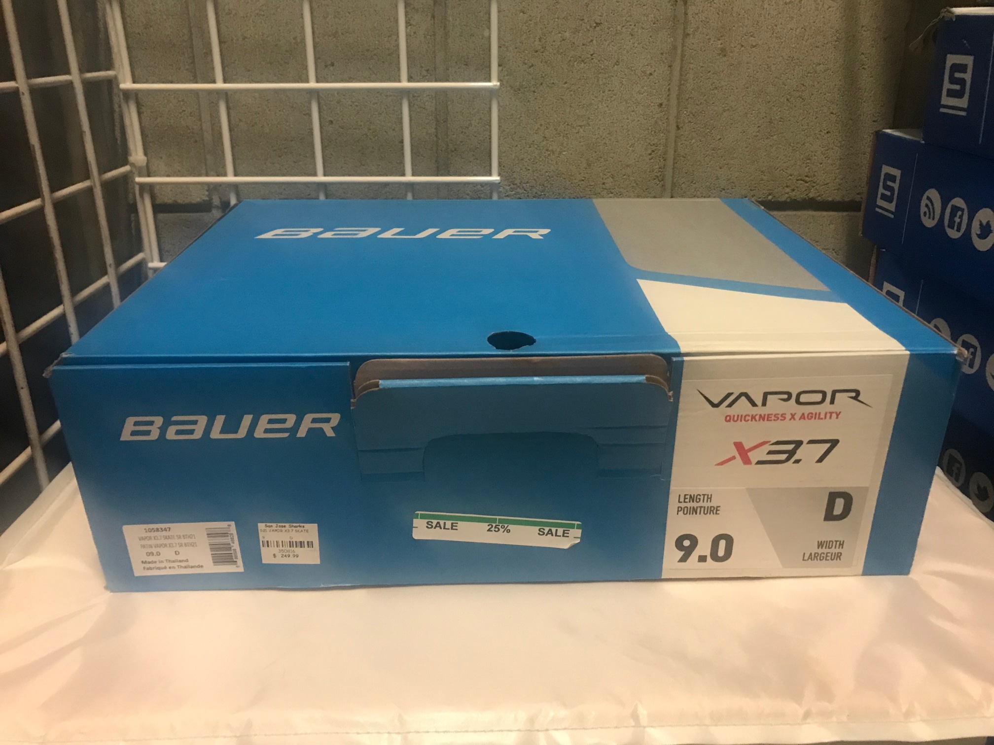 New In-Box Bauer Vapor X3.7 Senior Hockey Skates size 9D