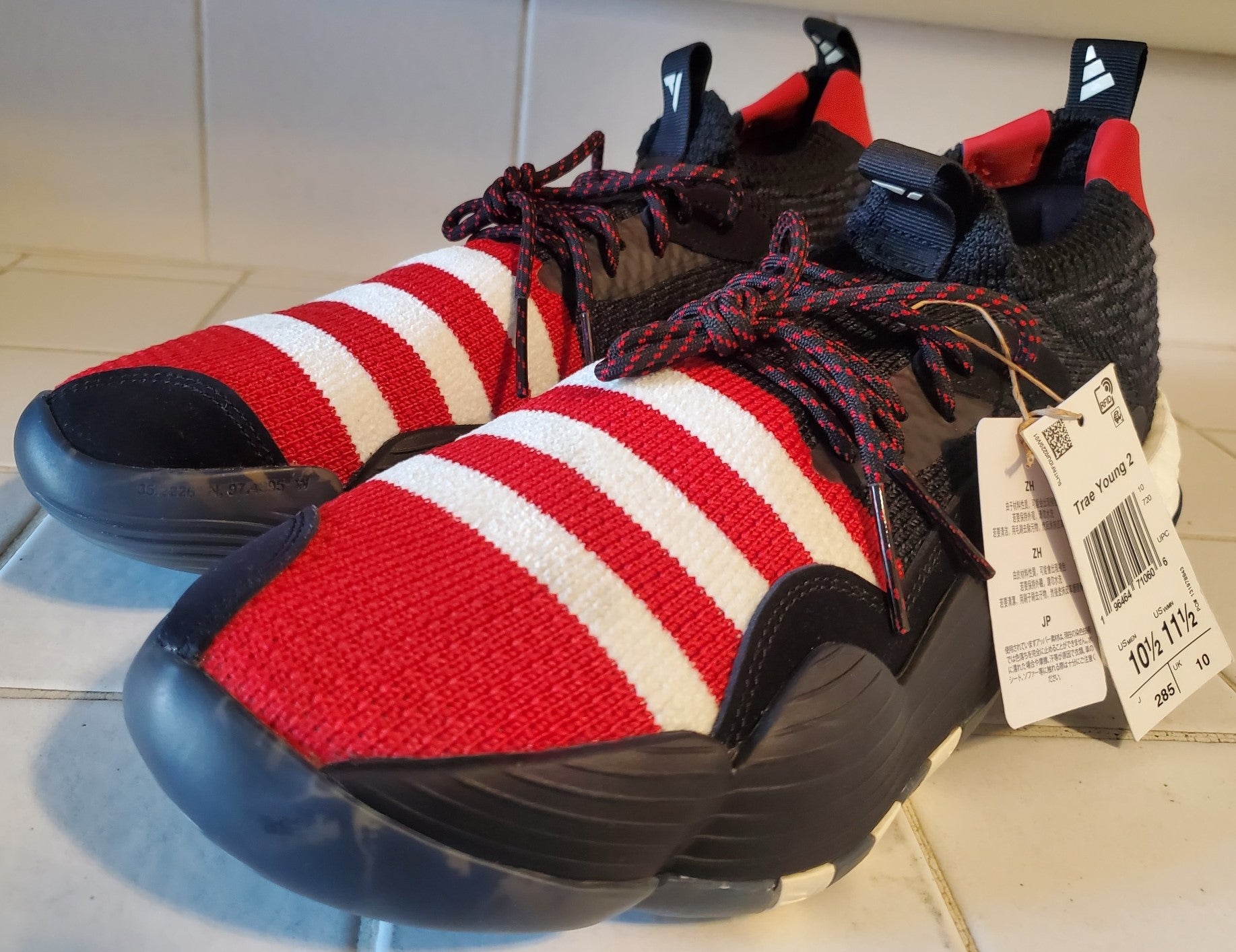 trae young red shoes