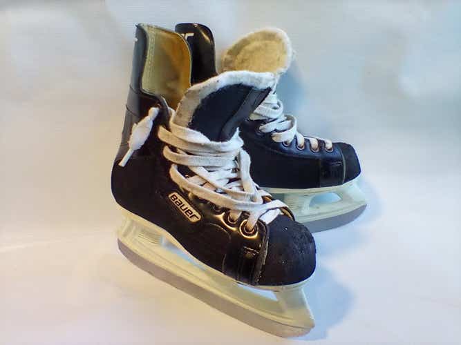 Used Bauer International Junior 02.5 Ice Hockey Skates