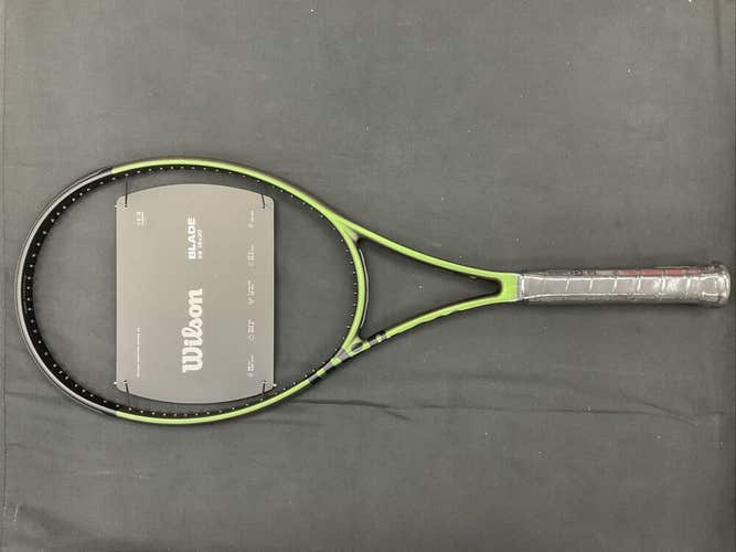 Wilson Blade V8 98 18x20 (4 1/4”) Tennis Racquet