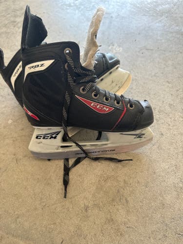 Junior CCM Regular Width Size 2 RBZ 40 Hockey Skates