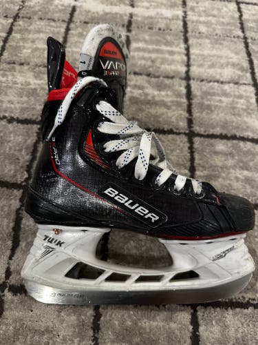 Junior Bauer Regular Width Size 1 Vapor 3X Pro Hockey Skates