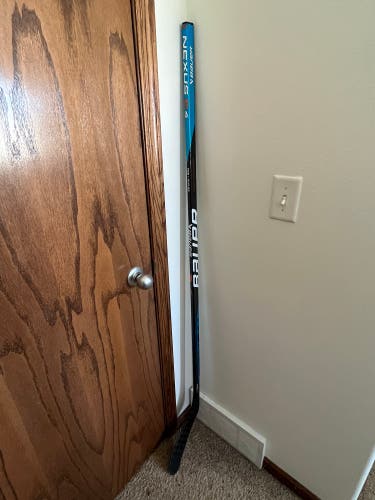 Senior Right Handed P28 Nexus E4 Hockey Stick