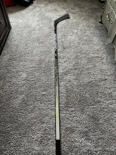 Senior Right Handed PM9 Vapor Hyperlite Hockey Stick