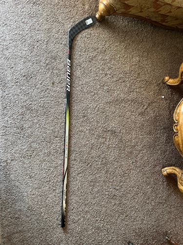 Senior Right Handed P28 Vapor Hyperlite 2 Hockey Stick