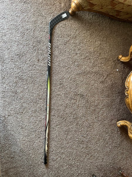 Senior Right Handed P28 Vapor Hyperlite 2 Hockey Stick