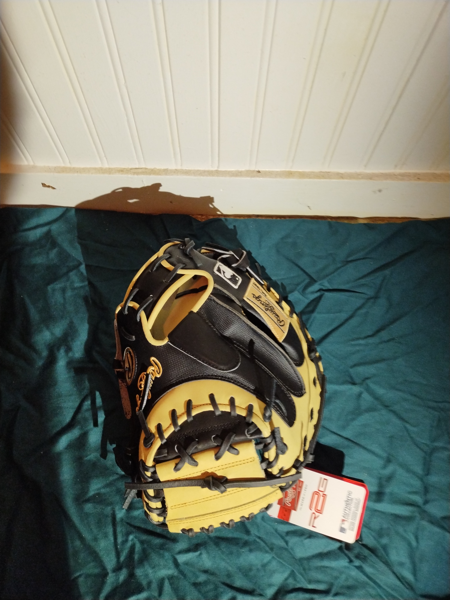 New Rawlings Right Hand Throw Heart of the hide Catcher's Glove