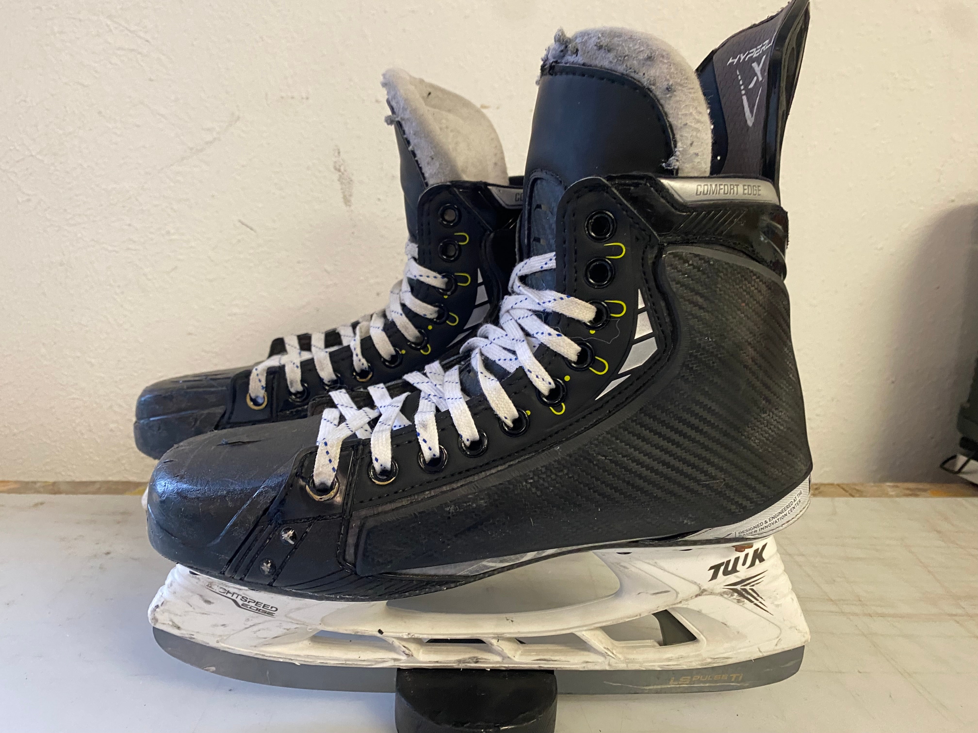 Bauer Vapor HyperLite Mens Pro Stock Size 8.5 Hockey Skates 3228