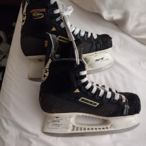 Used size 3.5 Bauer Supreme 3000 Hockey Skates Regular Width