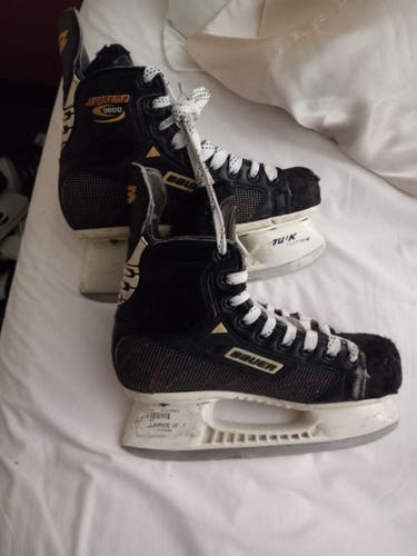 Used Bauer Supreme 3000 Hockey Skates Regular Width Size 3.5