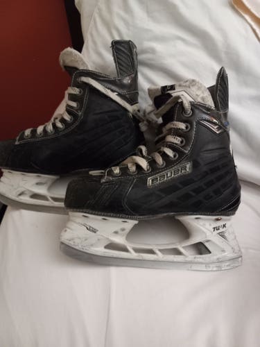 Used Bauer size 3 Nexus 6000 Hockey Skates Regular Width