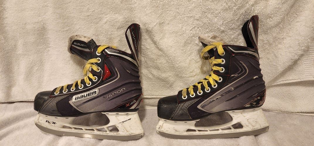 Used Intermediate Bauer Vapor x40 Hockey Skates Regular Width Size 5
