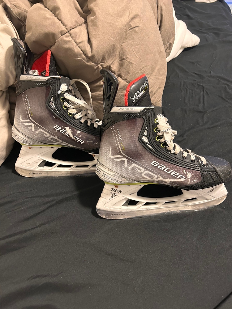 Senior Bauer Vapor Hyperlite Hockey Skates (size 5)