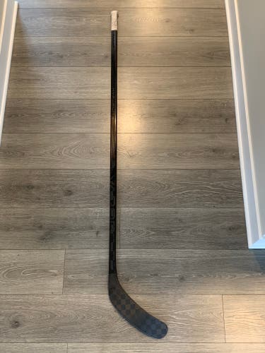 Black Bauer Vapor Hyperlite 2 Hockey Stick - P92M/102 Flex